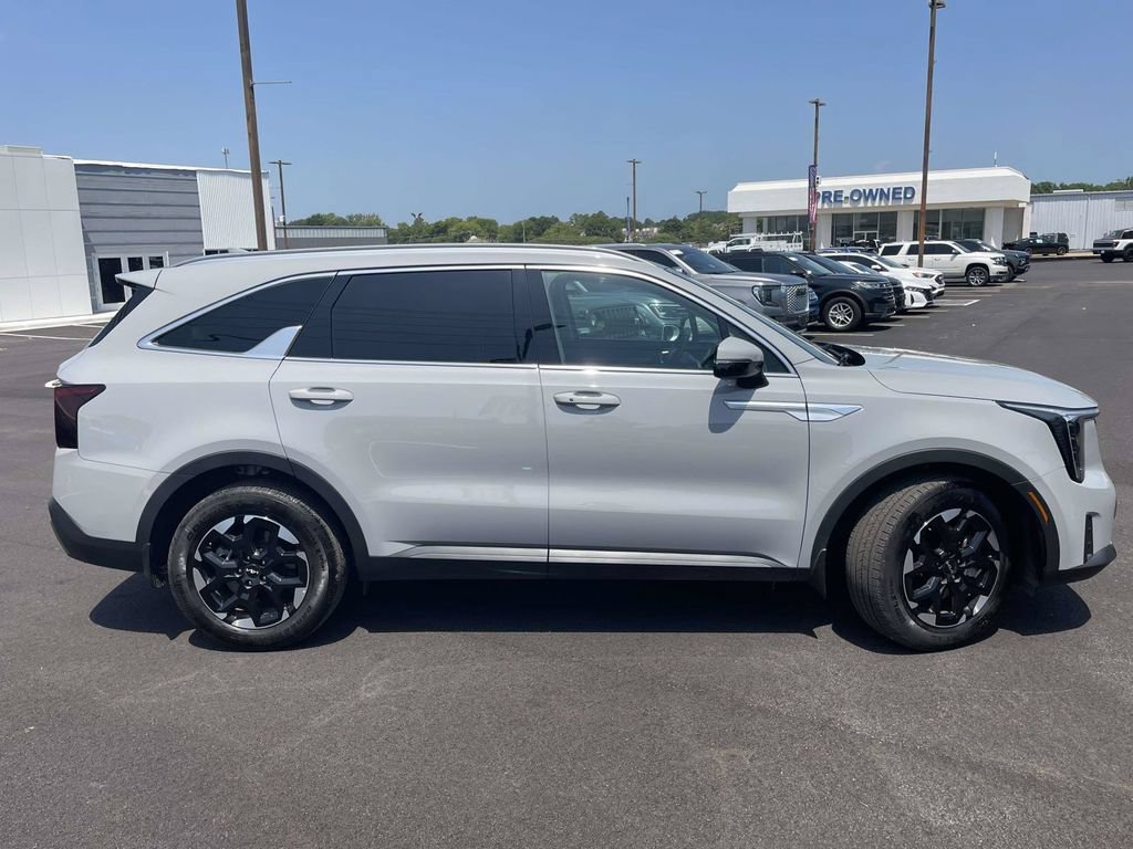 Used 2025 Kia Sorento S w/ Panoramic Sunroof Package FWD image 2