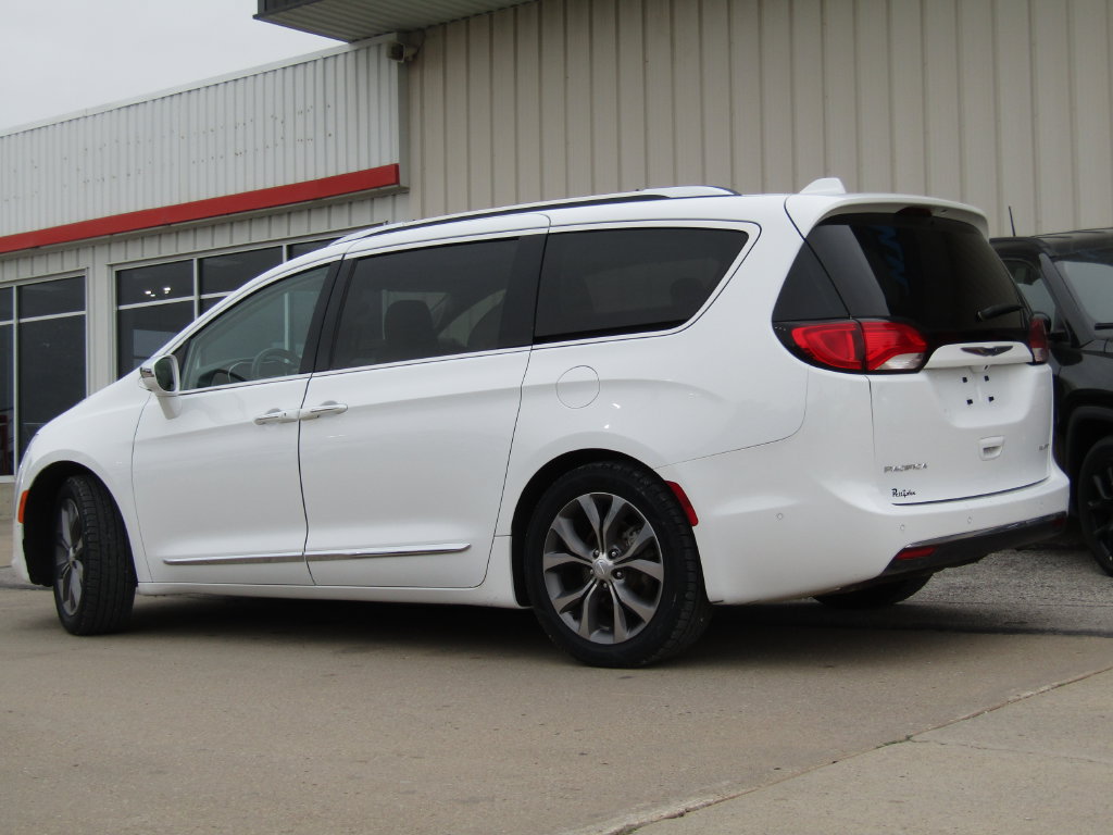 Used 2019 Chrysler Pacifica Limited w/ Tire & Wheel Group FWD image 10