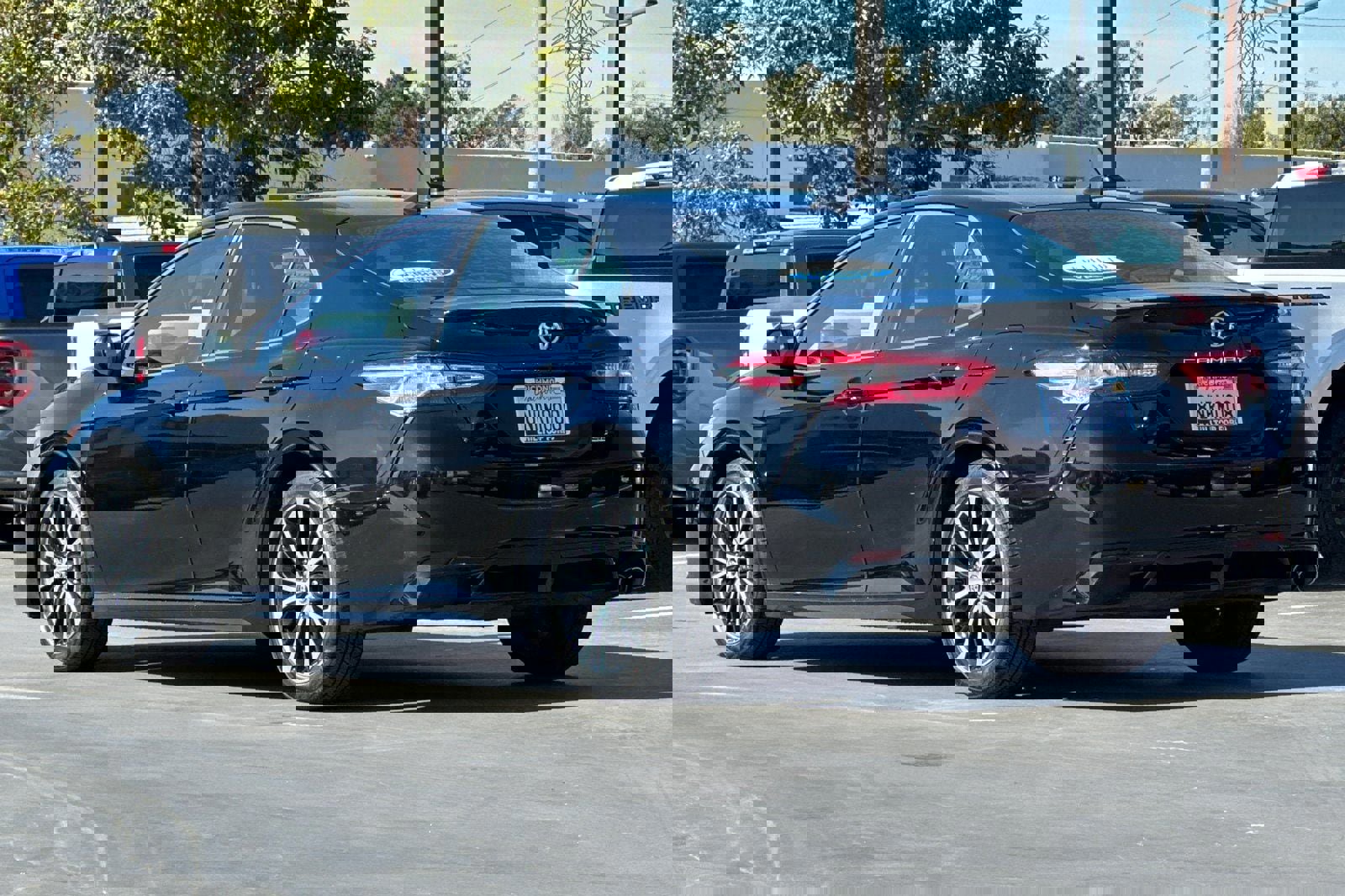 Used 2020 Toyota Camry SE image 3