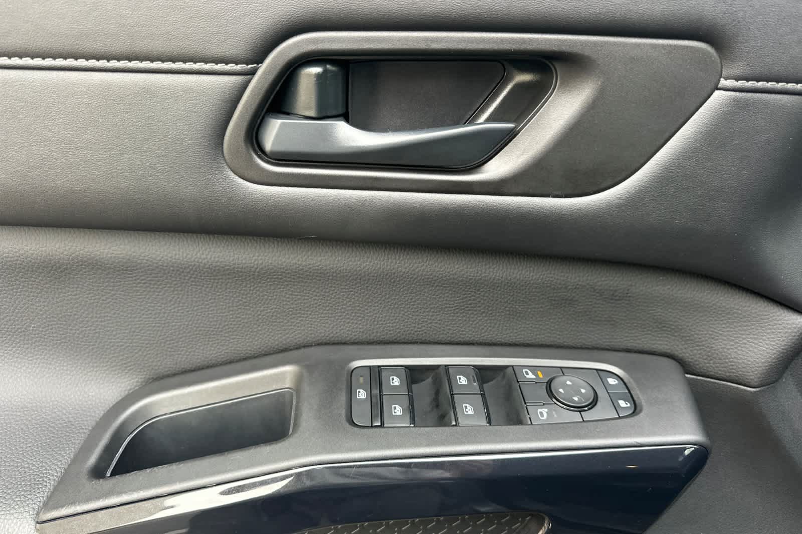 Used 2025 Nissan Pathfinder S FWD image 13