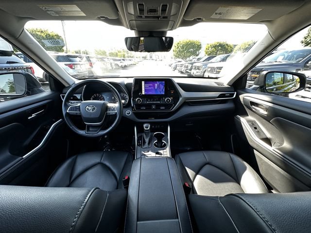 Used 2024 Toyota Highlander XLE AWD/4WD image 16