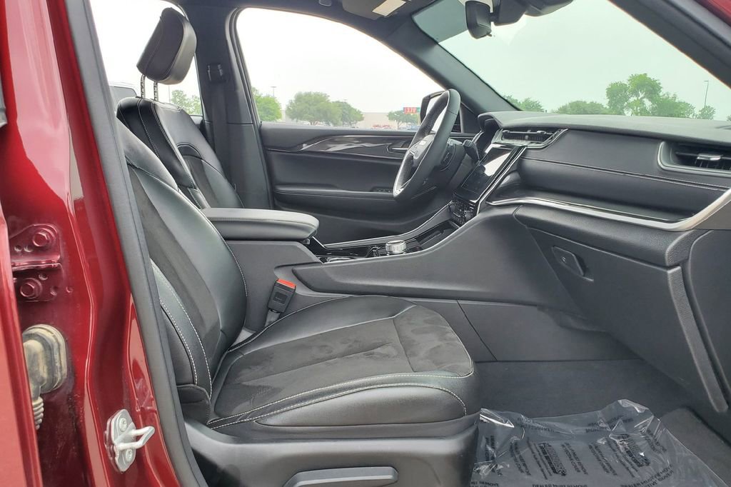 Used 2023 Jeep Grand Cherokee Altitude RWD image 16