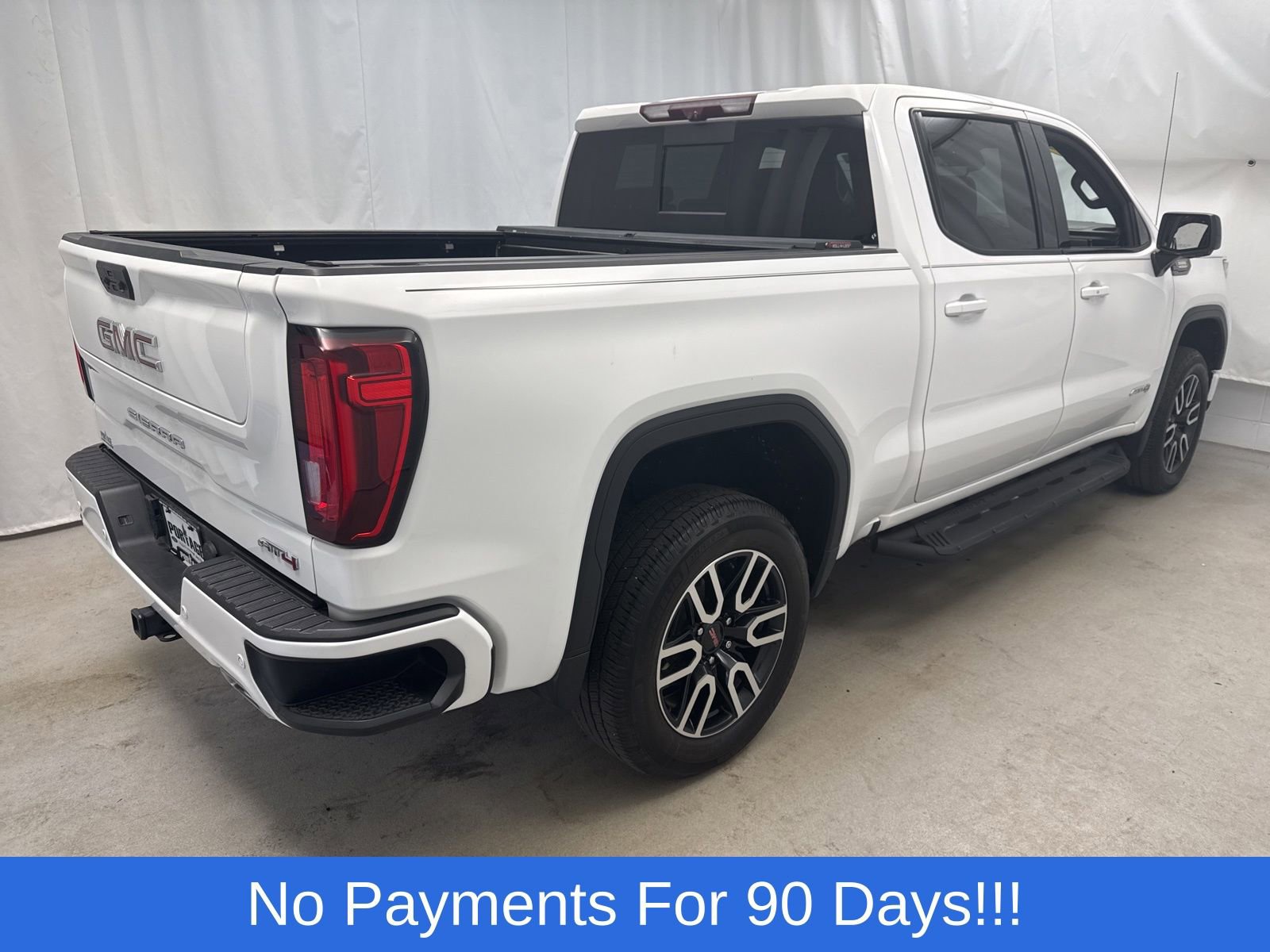Used 2022 GMC Sierra 1500 AT4 w/ Technology Package AWD/4WD image 4
