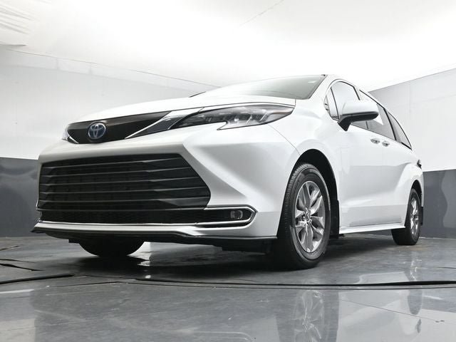 Used 2024 Toyota Sienna XLE FWD image 30