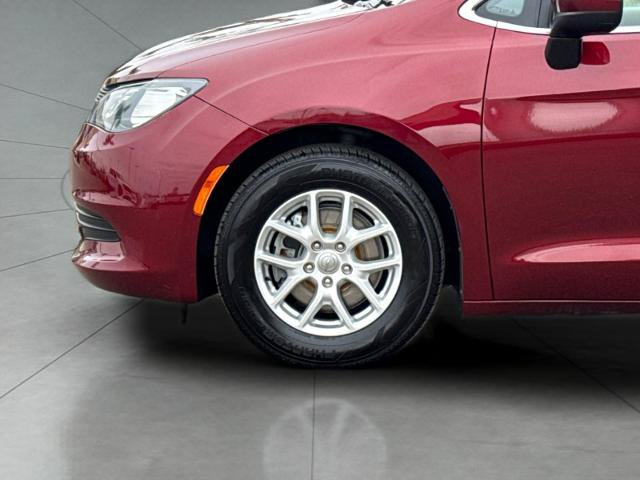 Used 2020 Chrysler Voyager Lxi FWD image 25