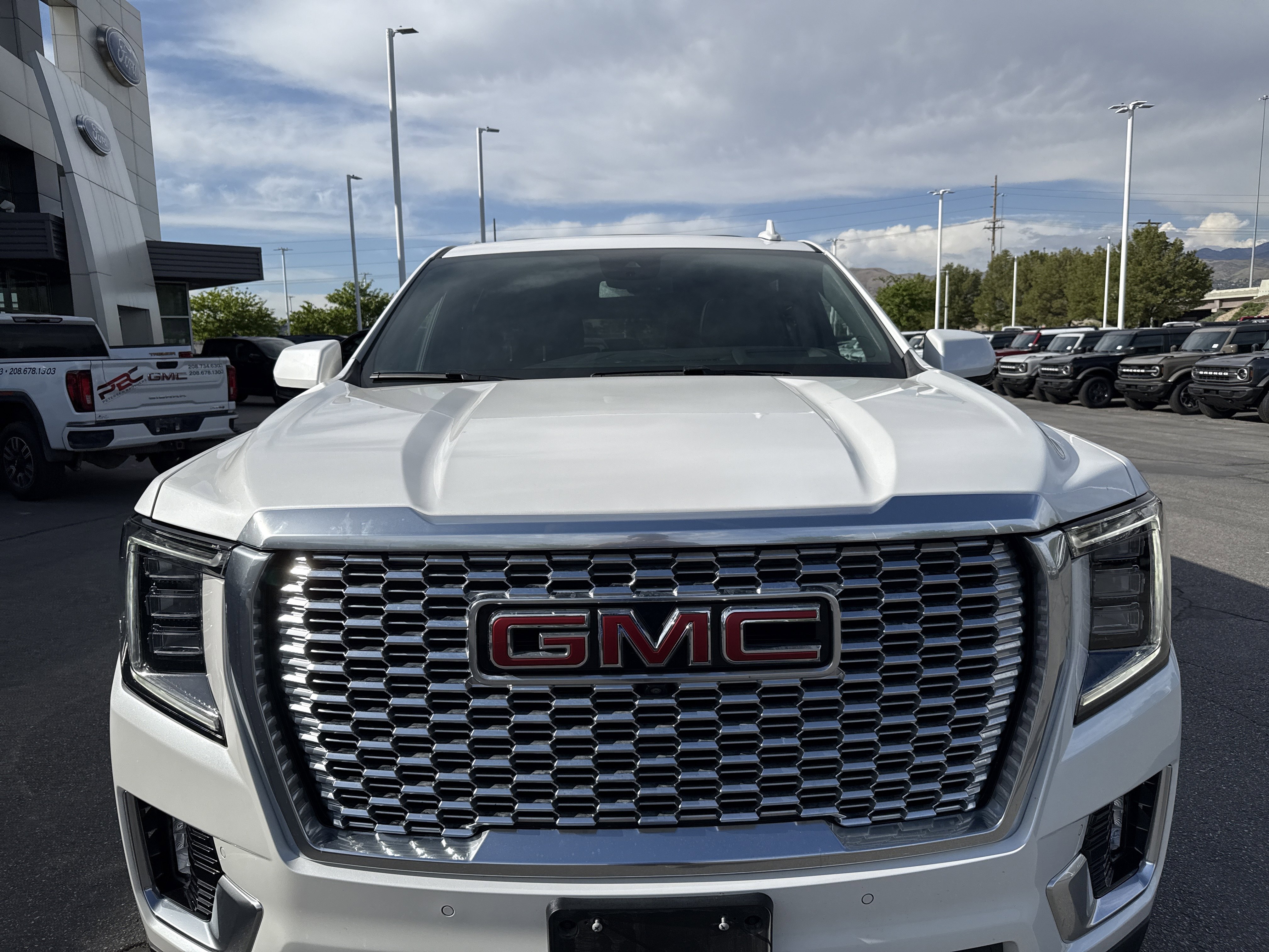 Used 2023 GMC Yukon XL Denali AWD/4WD image 8