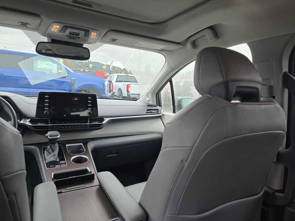 Used 2021 Toyota Sienna XLE image 14