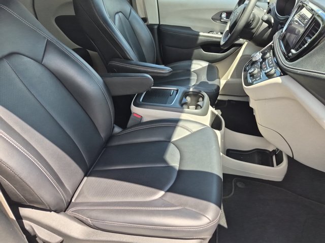 Used 2023 Chrysler Pacifica Touring-L AWD/4WD image 35