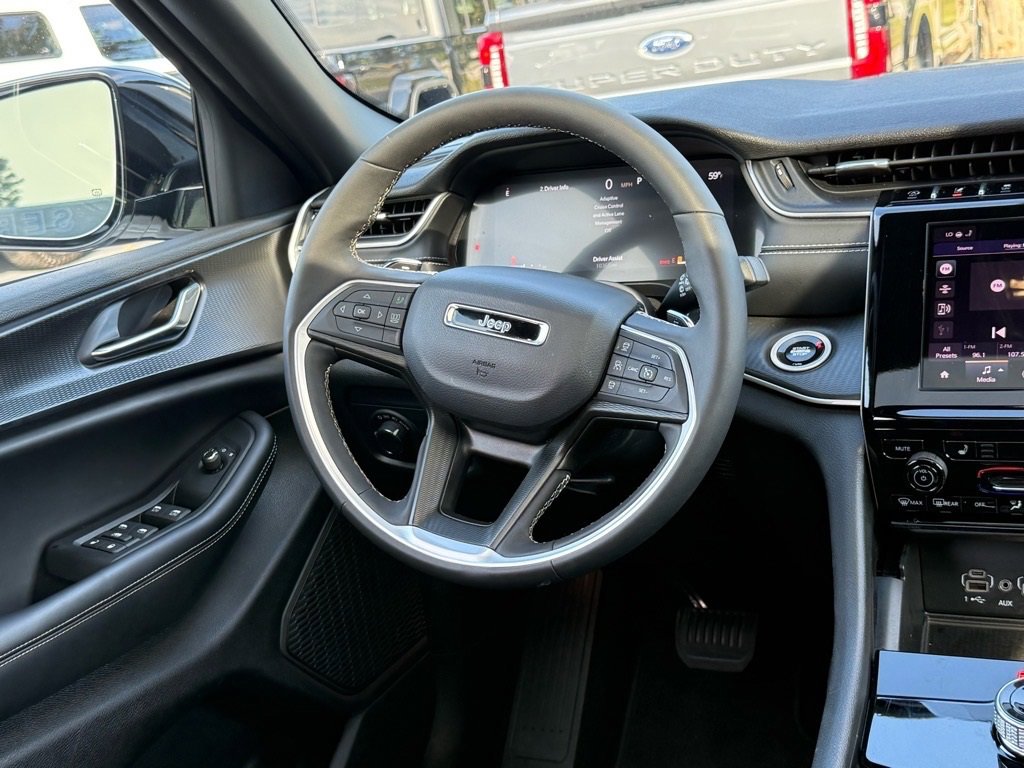 Used 2025 Jeep Grand Cherokee Altitude image 11