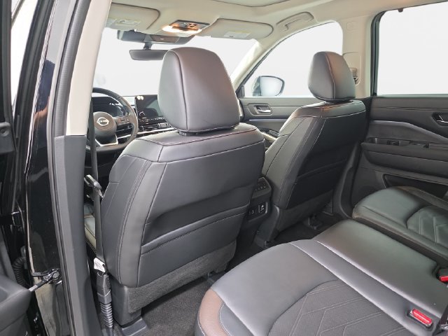 Used 2025 Nissan Pathfinder Platinum w/ Cargo Package AWD/4WD image 12