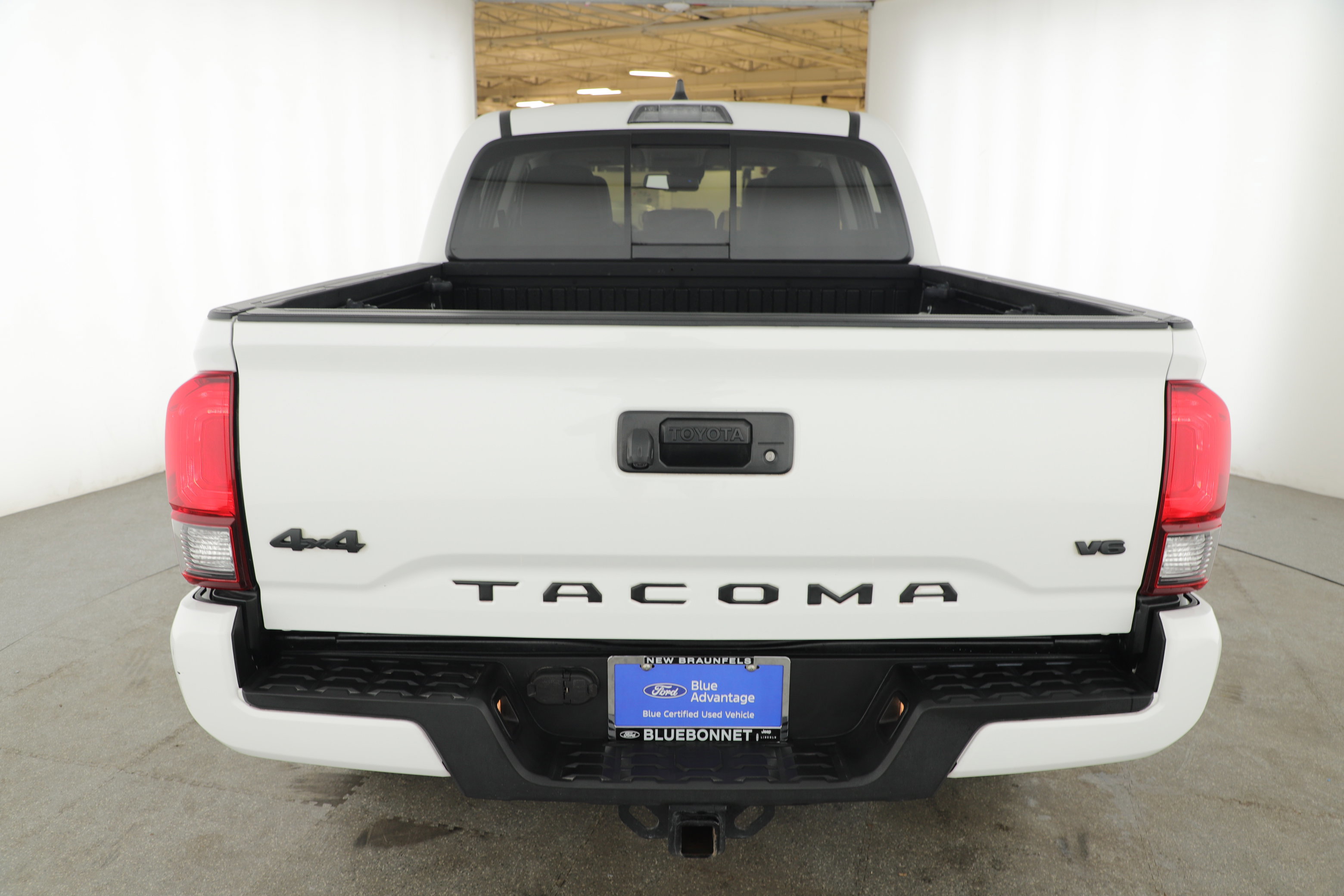 Used 2022 Toyota Tacoma SR5 w/ Technology Package image 2