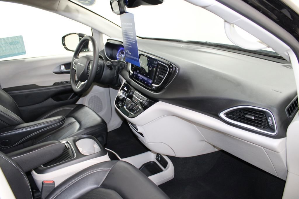 Used 2024 Chrysler Pacifica Touring-L image 30