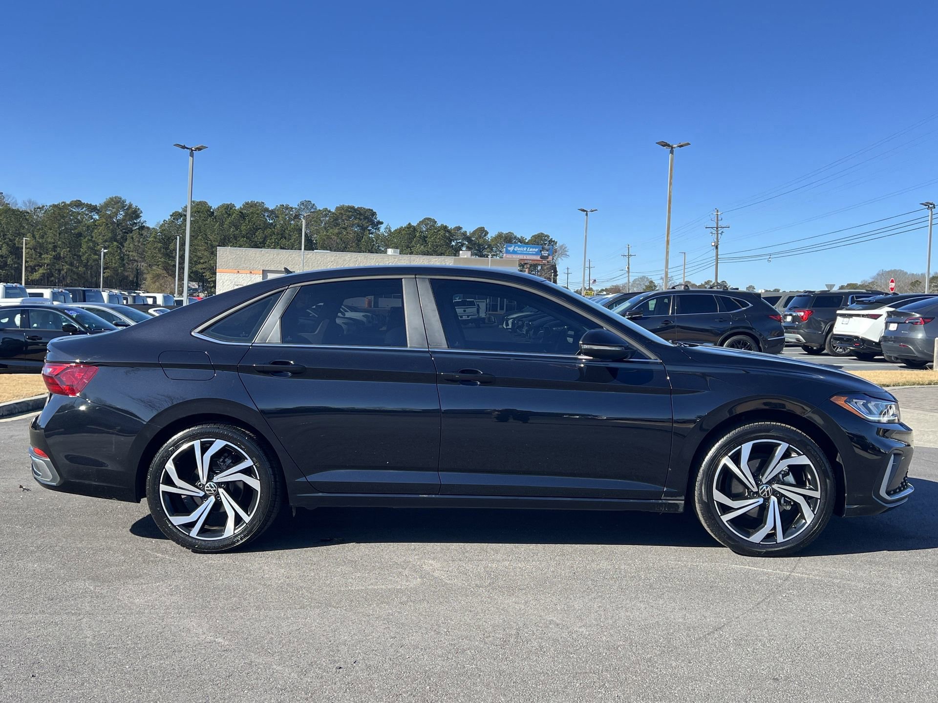Used 2025 Volkswagen Jetta SEL image 2