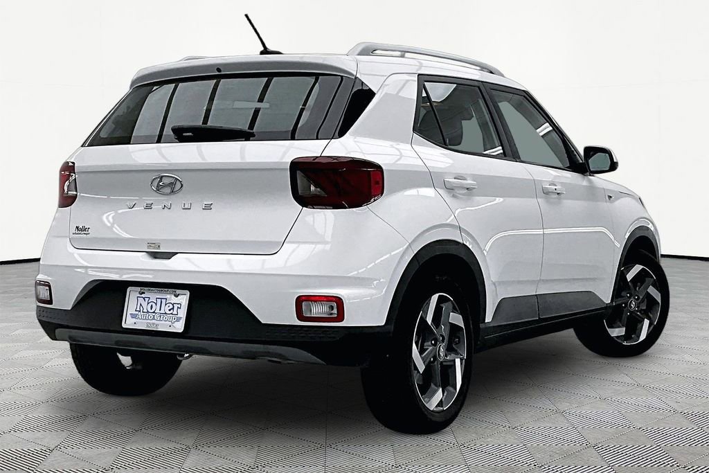 Used 2024 Hyundai Venue Limited FWD image 2