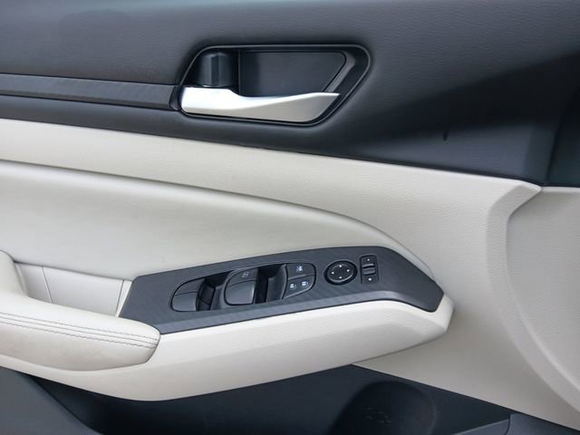 Used 2025 Nissan Altima 2.5 SV FWD image 17