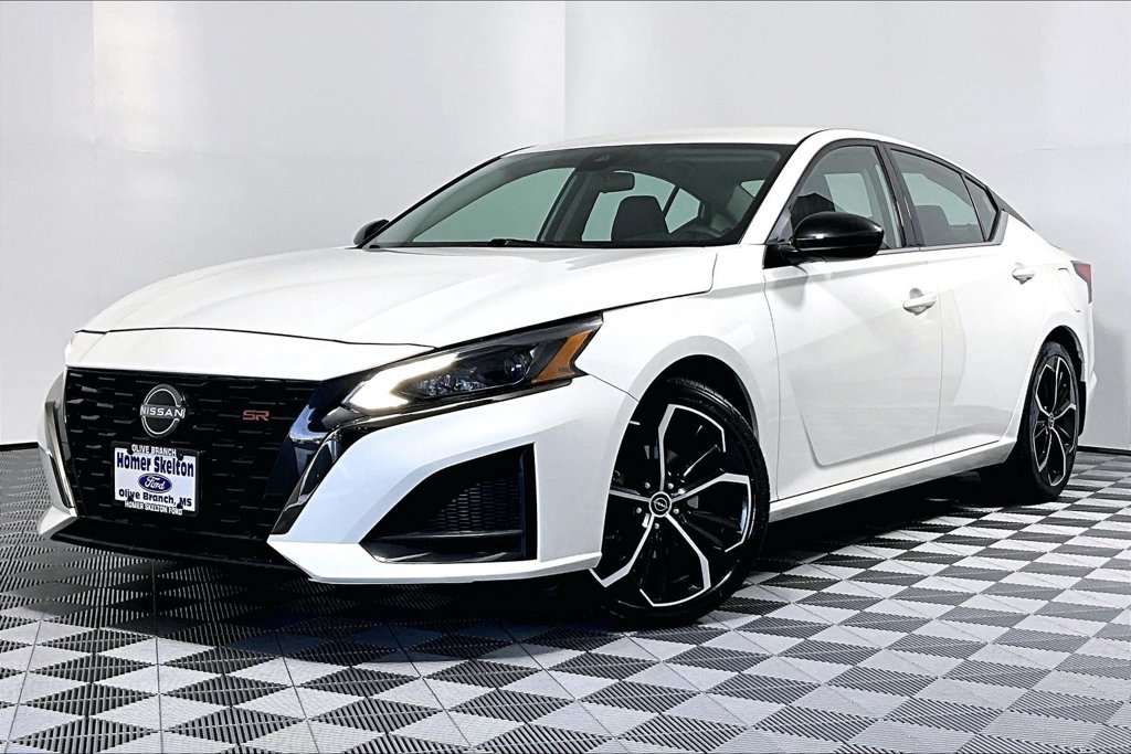 Used 2024 Nissan Altima 2.5 SR FWD image 2
