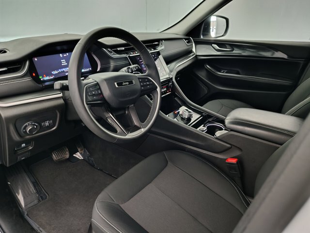 Used 2023 Jeep Grand Cherokee Laredo AWD/4WD image 38