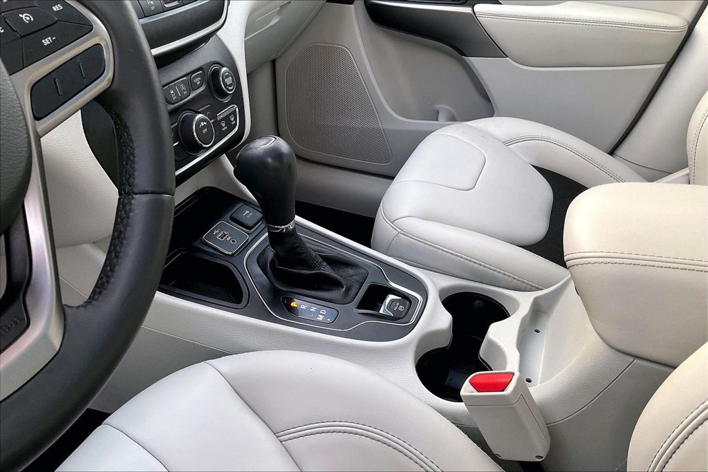 Used 2020 Jeep Cherokee Latitude Plus FWD image 19