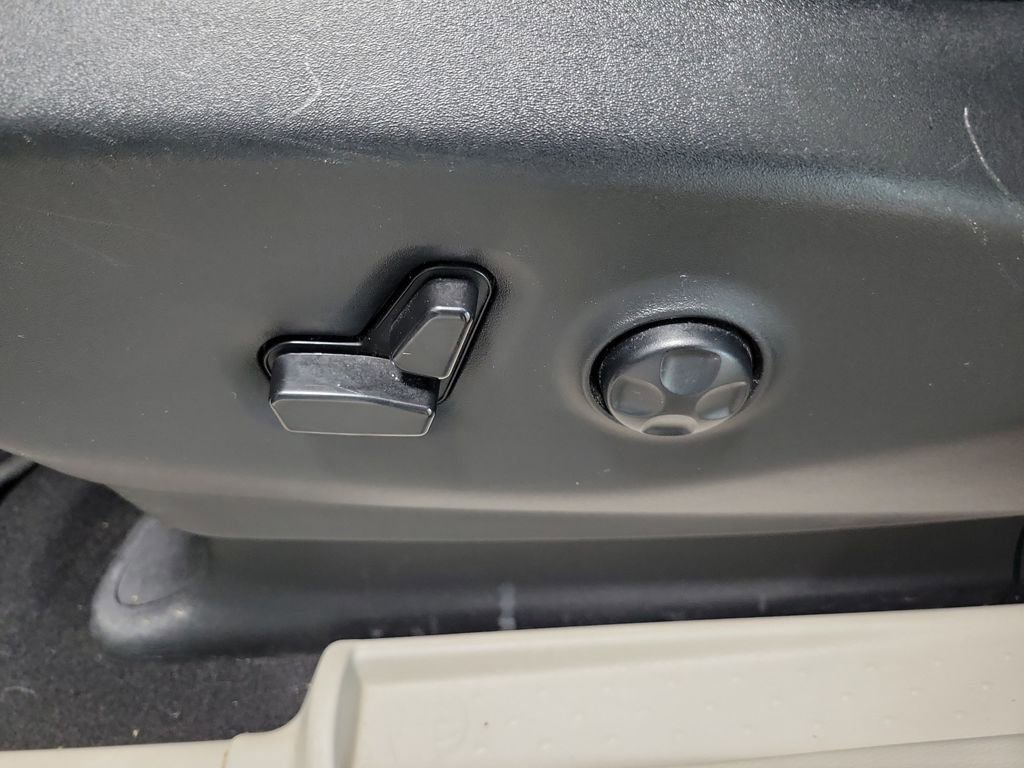 Used 2023 Chrysler Voyager LX FWD image 33