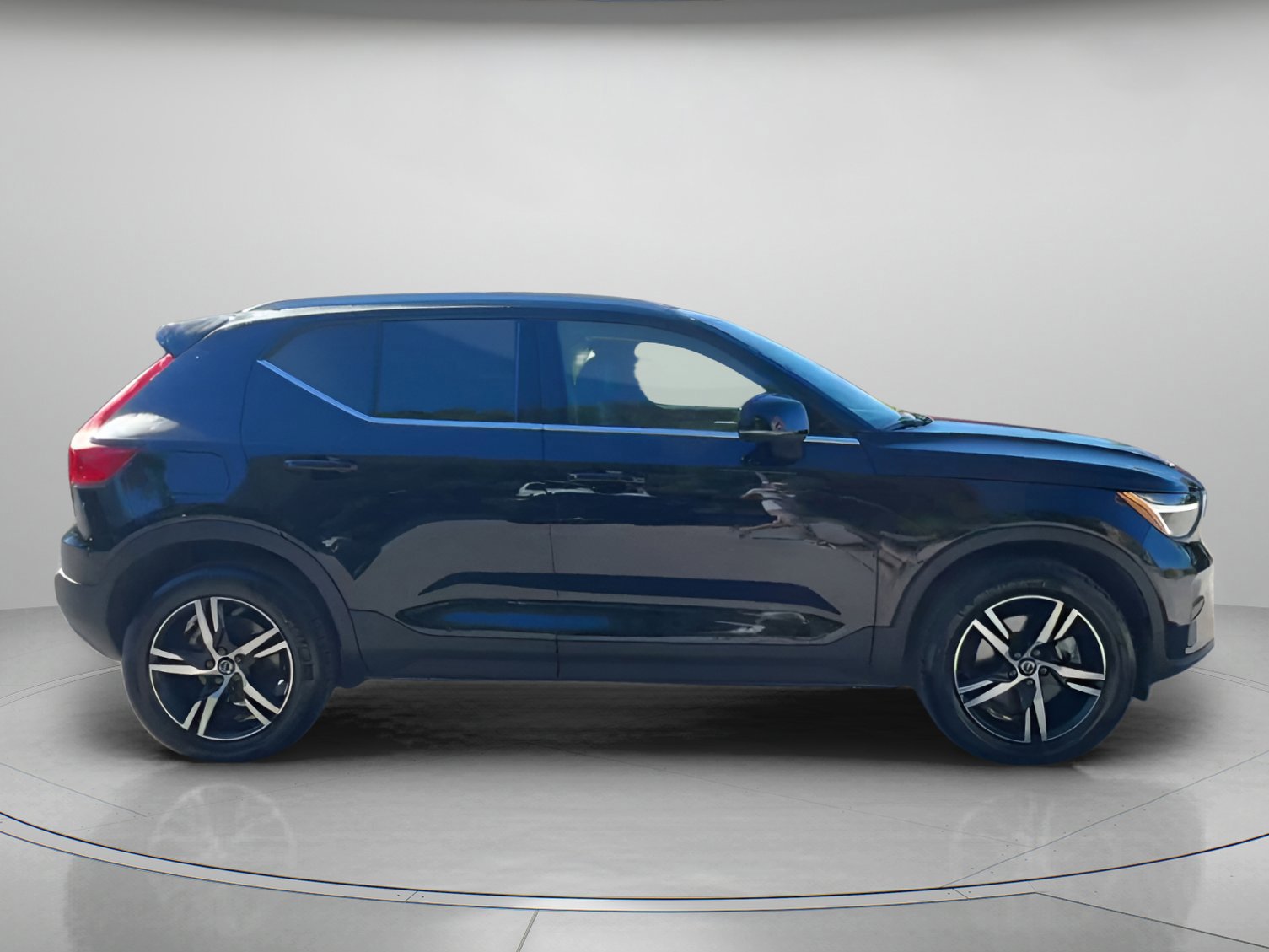 Used 2025 Volvo XC40 B5 Core image 24