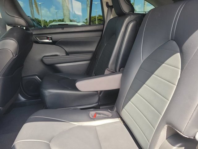 Used 2023 Toyota Highlander XLE FWD image 17