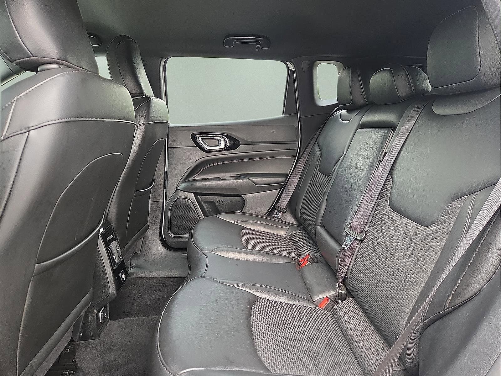 Used 2022 Jeep Compass Latitude FWD image 10