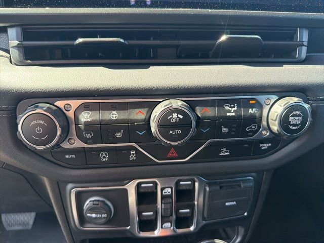 Used 2024 Jeep Wrangler Sahara image 7