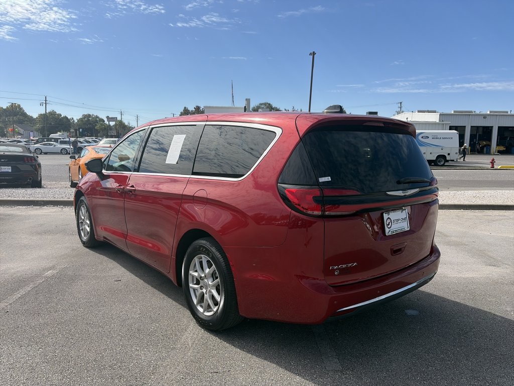 Used 2025 Chrysler Pacifica Select FWD image 5