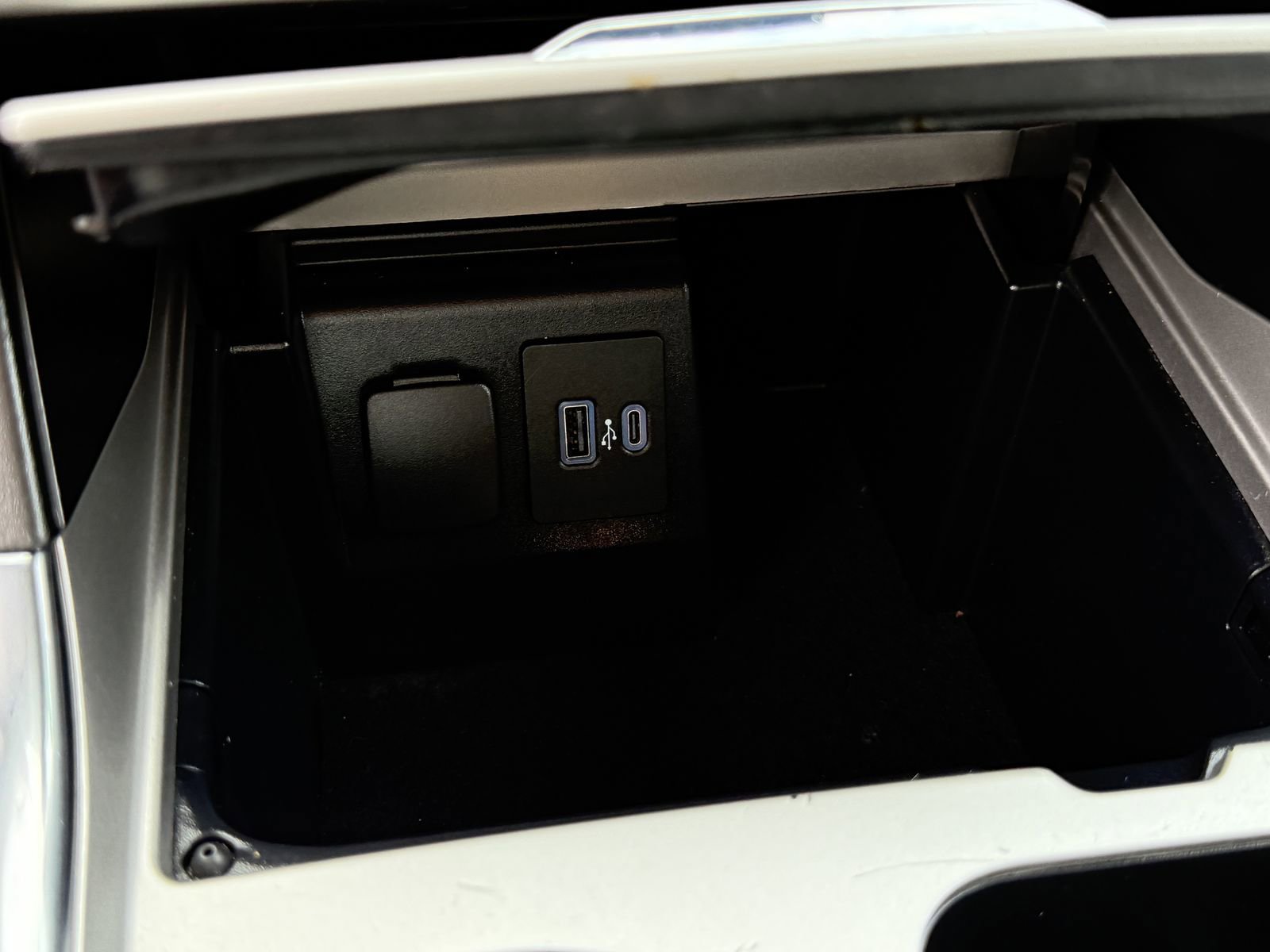Certified 2022 Ford Explorer XLT w/ Equipment Group 202A RWD image 25