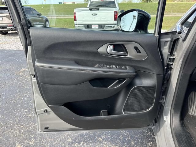 Used 2025 Chrysler Pacifica Select image 19