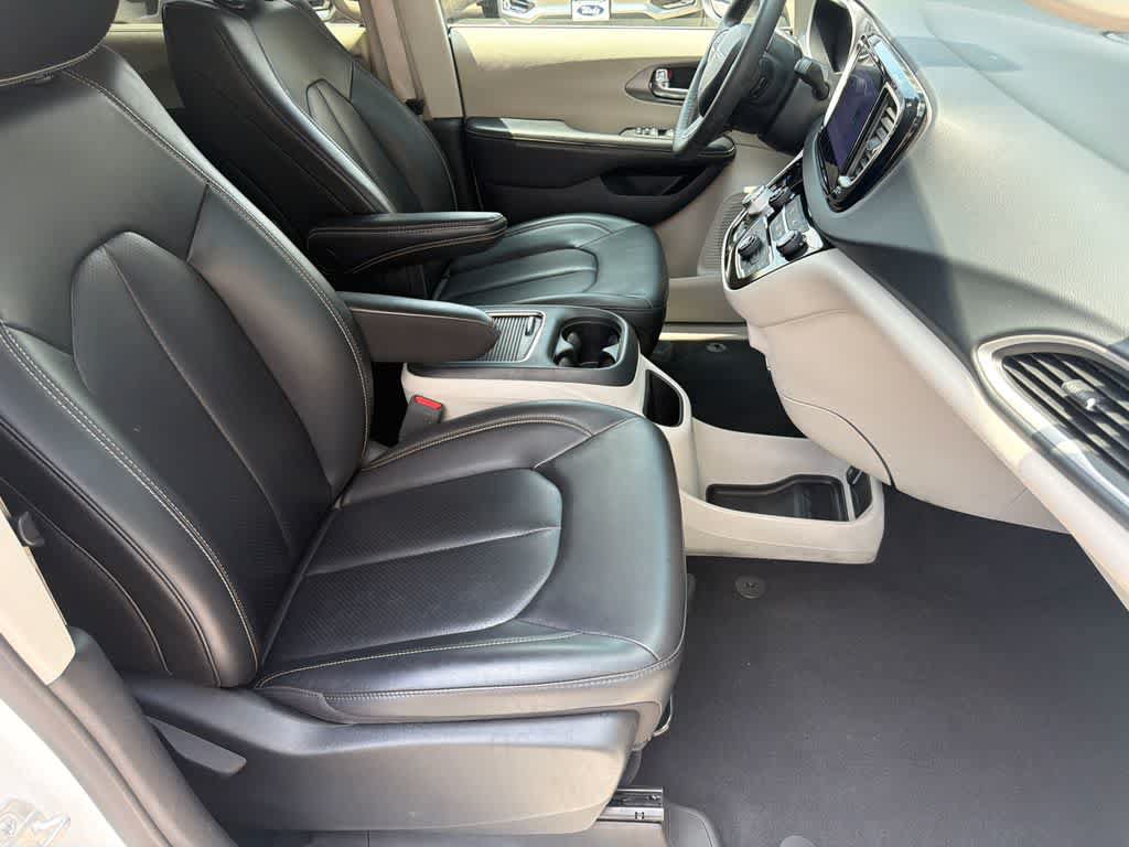 Used 2023 Chrysler Pacifica Touring-L FWD image 12