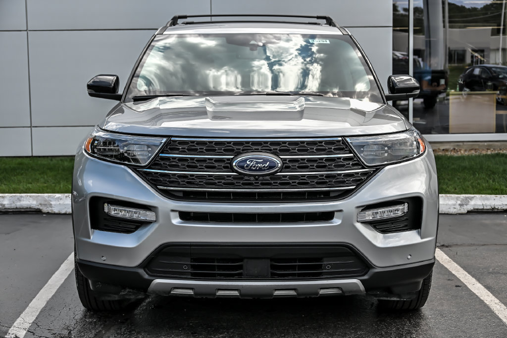Certified 2024 Ford Explorer XLT w/ Equipment Group 202A AWD/4WD image 4