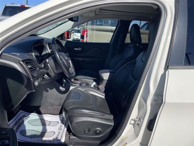 Used 2019 Jeep Cherokee Trailhawk AWD/4WD image 17