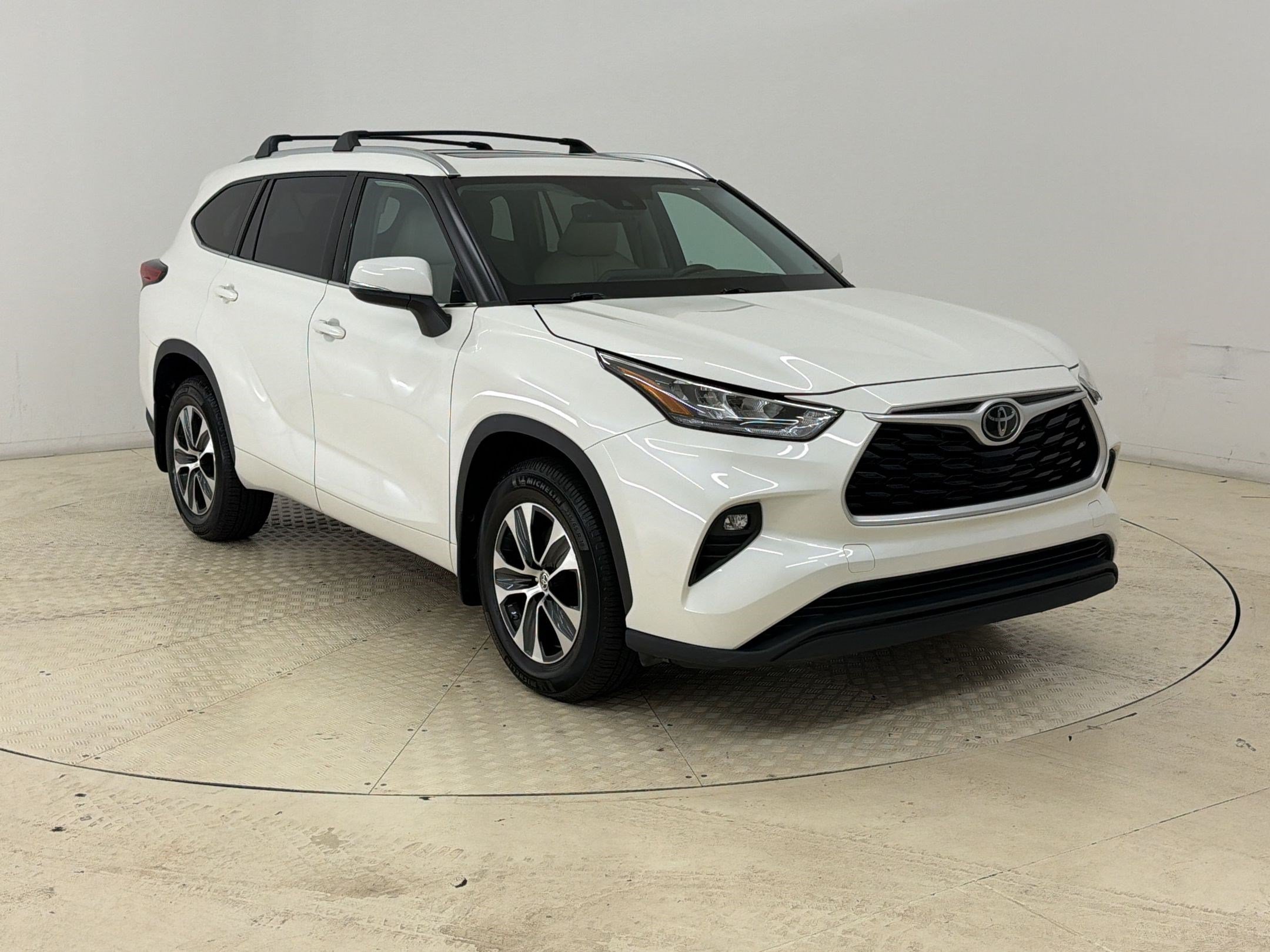 Used 2020 Toyota Highlander XLE AWD/4WD image 7