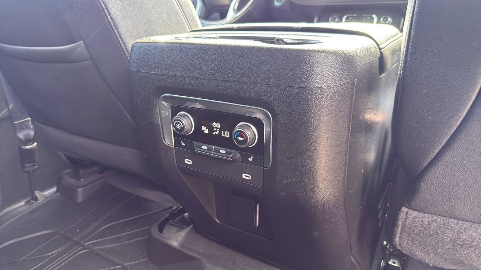 Used 2022 Chevrolet Suburban Z71 w/ Luxury Package image 26