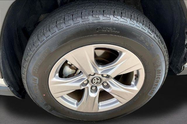 Used 2025 Toyota RAV4 XLE FWD image 35
