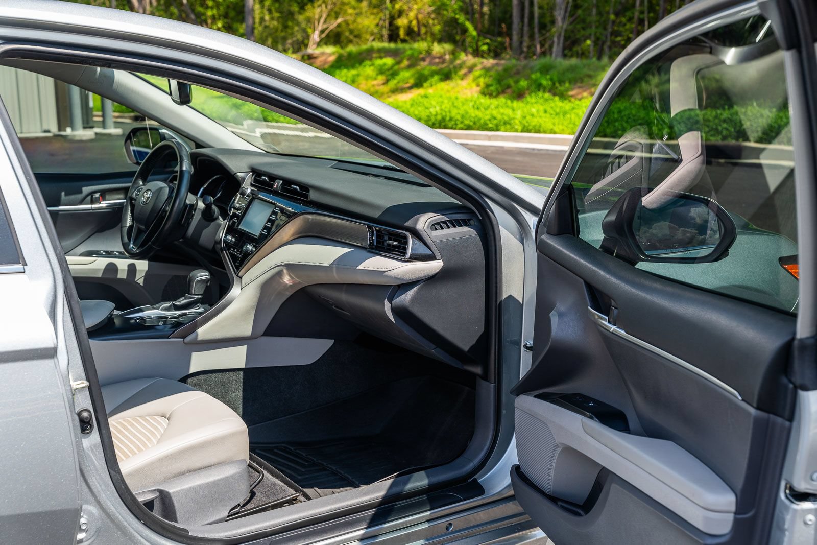 Used 2019 Toyota Camry SE w/ Convenience Package FWD image 11
