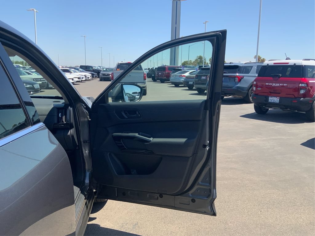 Used 2025 Nissan Pathfinder SV FWD image 21