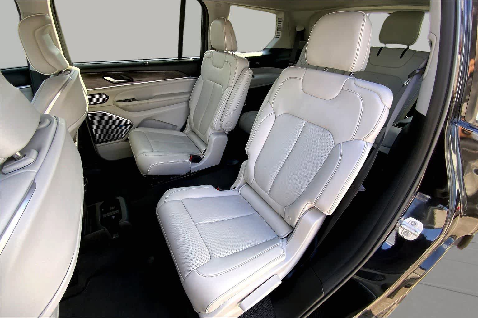 Used 2021 Jeep Grand Cherokee L Overland w/ Luxury Tech Group IV RWD image 41
