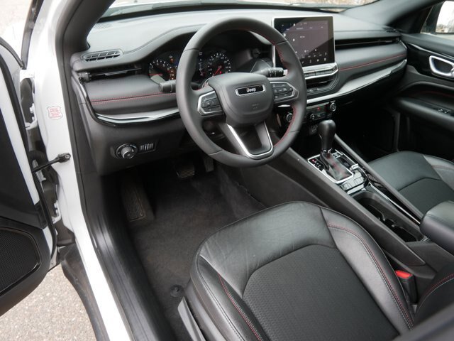 Used 2025 Jeep Compass Trailhawk AWD/4WD image 12