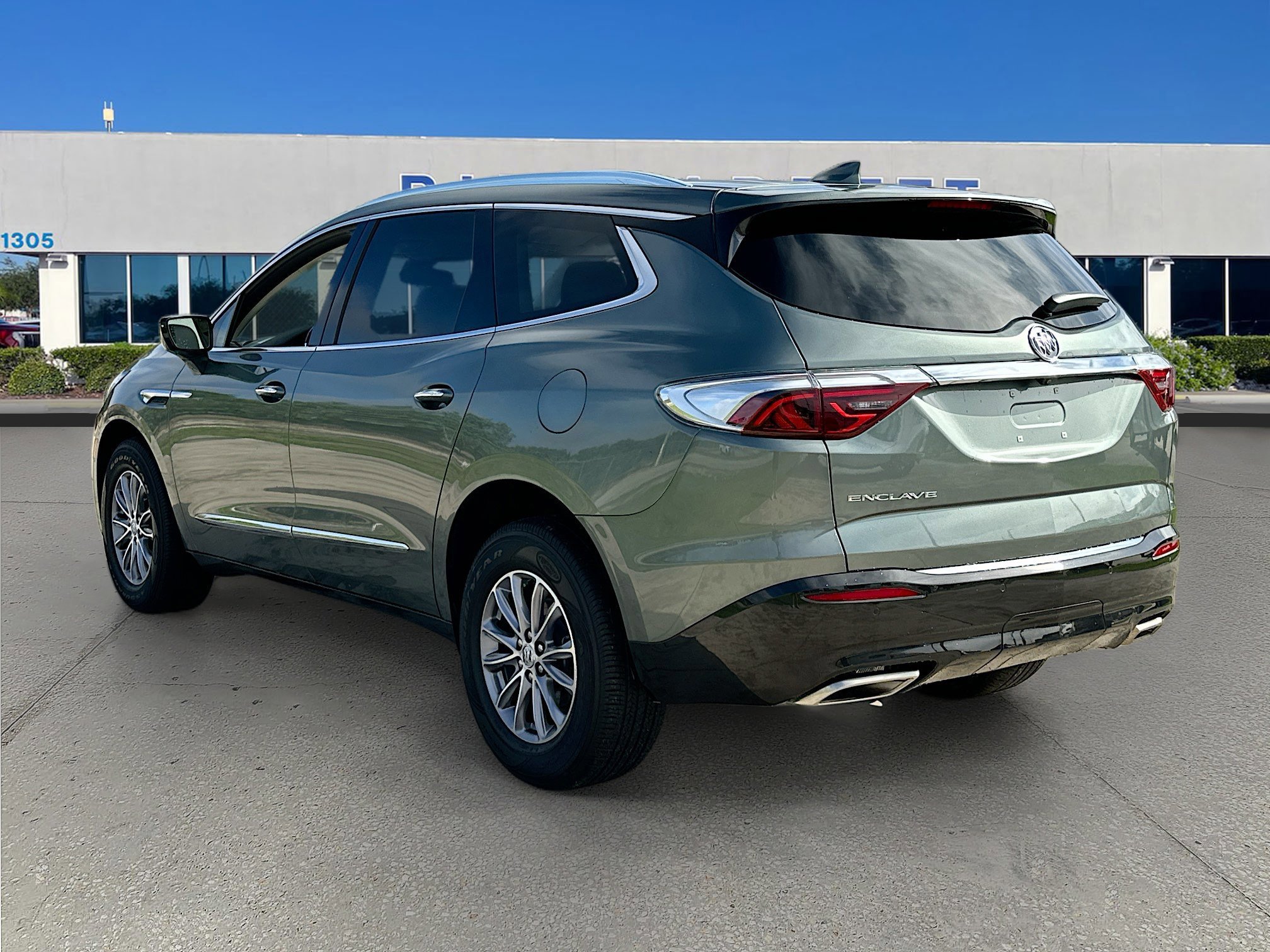 Used 2023 Buick Enclave Essence image 3