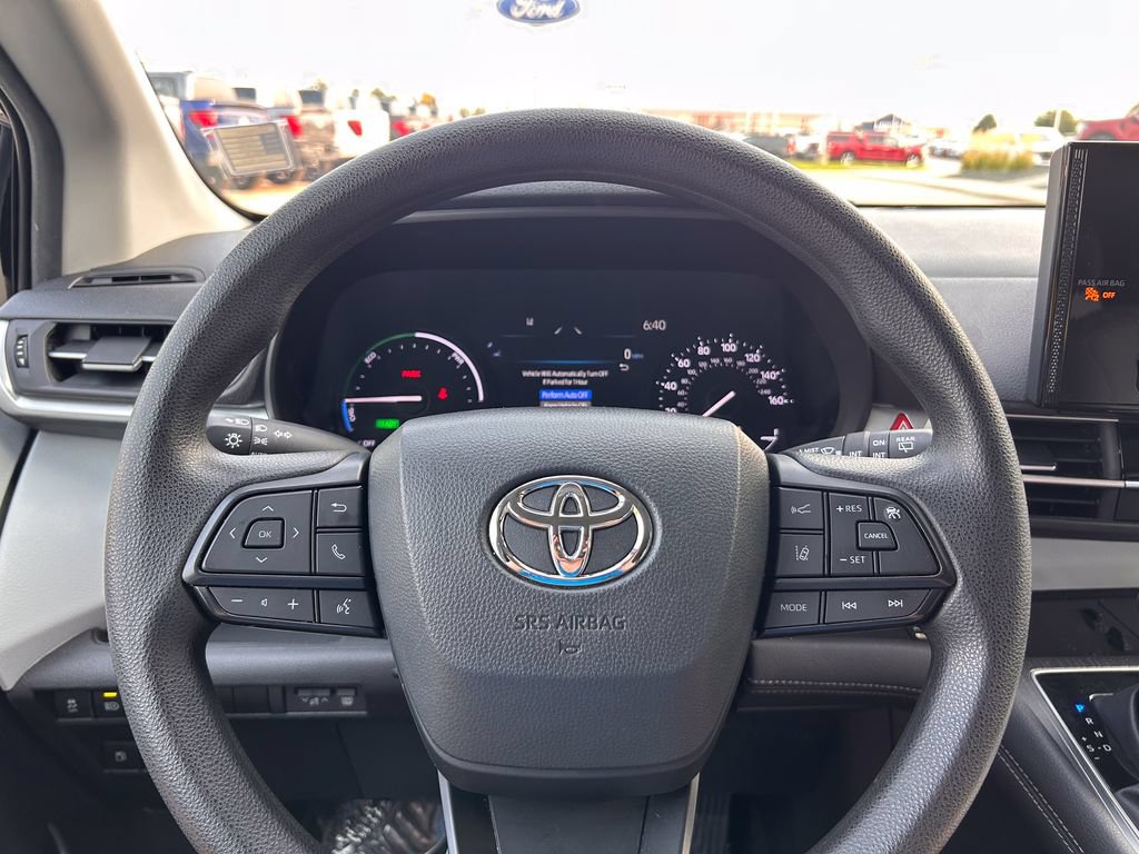 Used 2025 Toyota Sienna LE FWD image 29