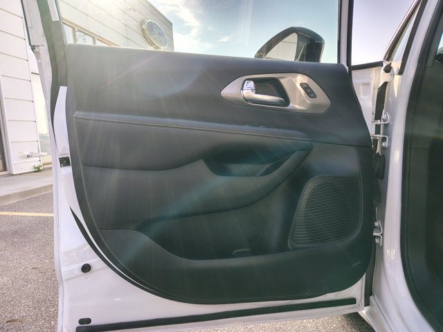 Used 2025 Chrysler Pacifica Select FWD image 9
