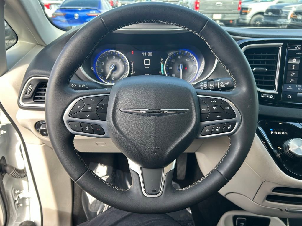 Used 2023 Chrysler Pacifica Touring-L FWD image 21