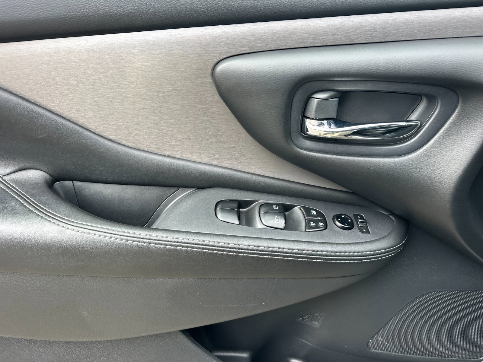 Used 2023 Nissan Murano SV image 10