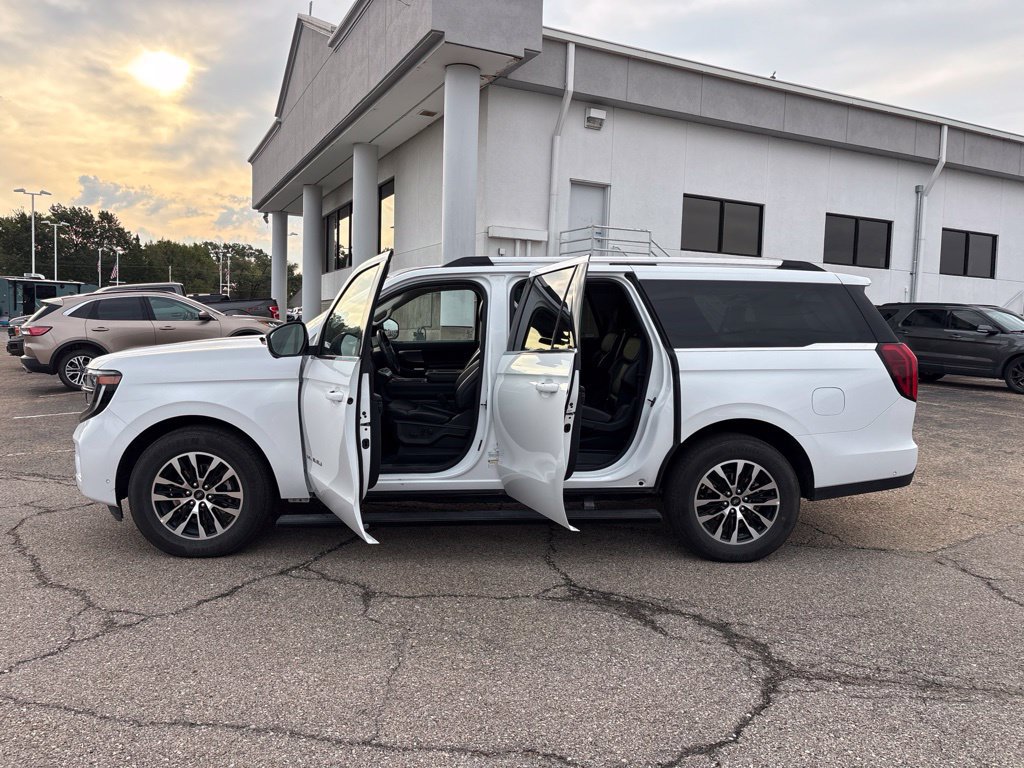 Certified 2025 Ford Expedition Max Platinum AWD/4WD image 4