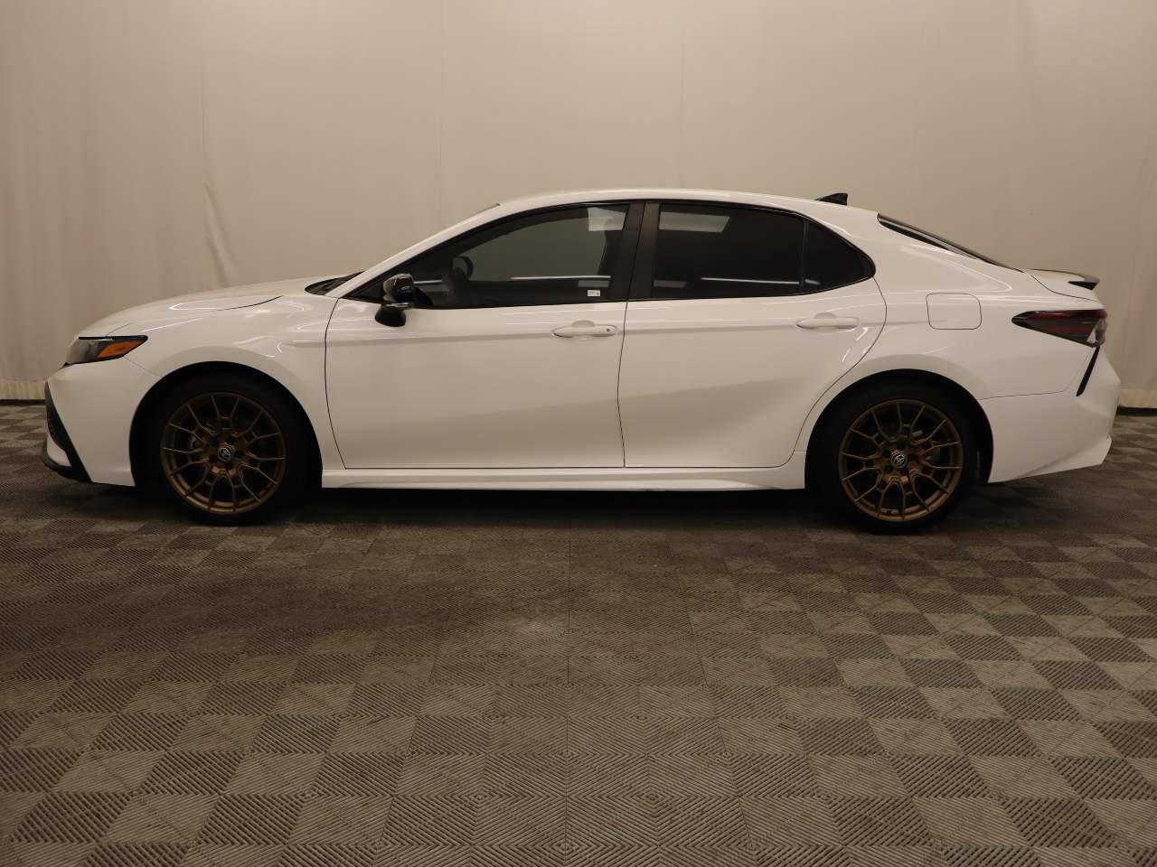 Used 2024 Toyota Camry SE FWD image 2
