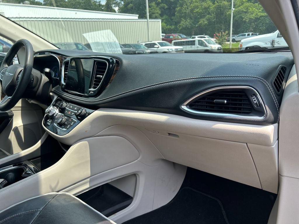 Used 2023 Chrysler Pacifica Limited FWD image 17