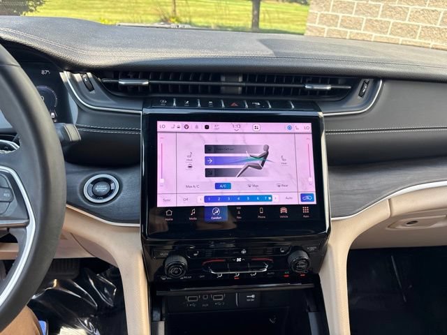 Used 2023 Jeep Grand Cherokee Limited AWD/4WD image 24