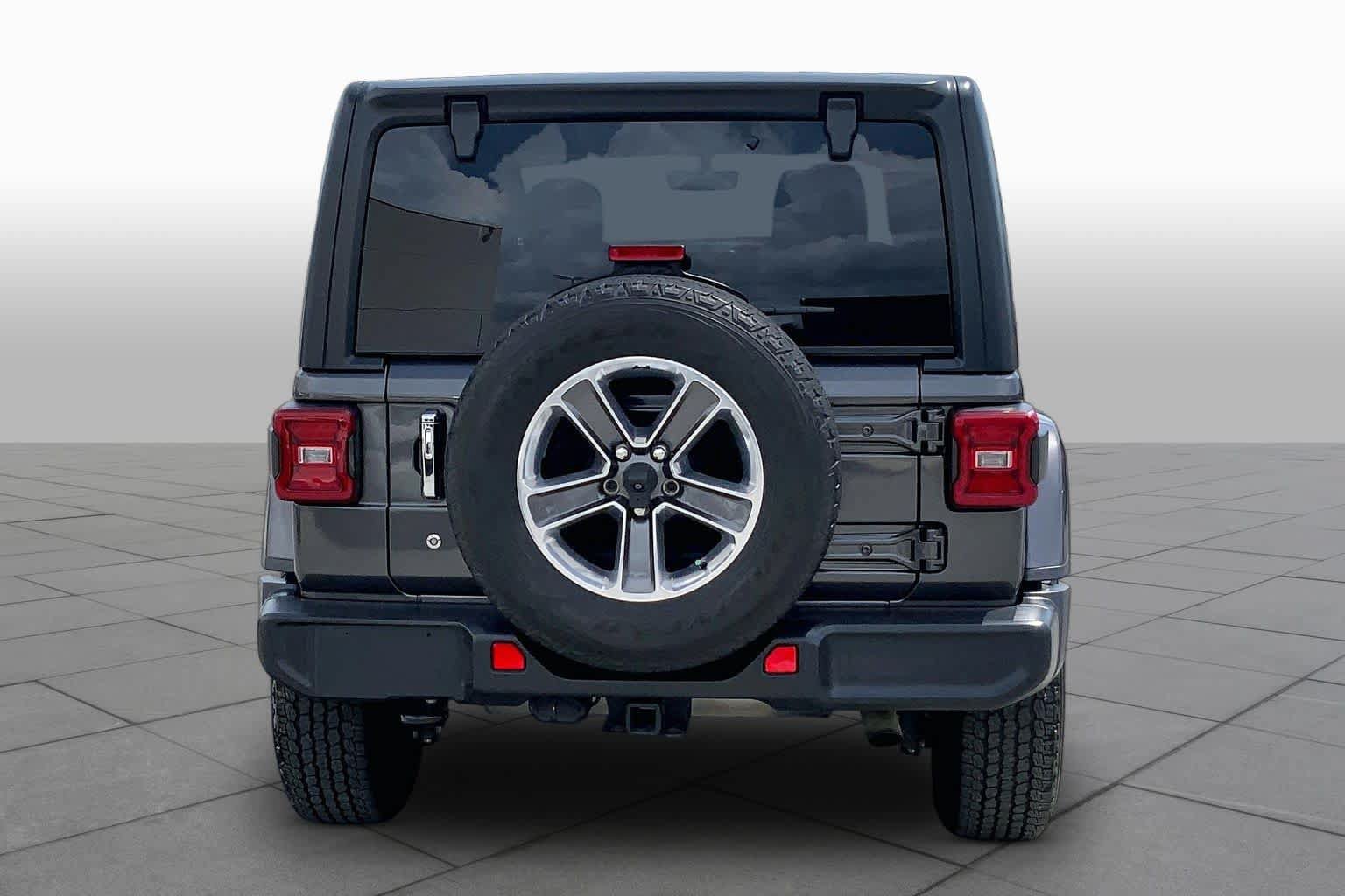 Used 2018 Jeep Wrangler Unlimited Sahara AWD/4WD image 5